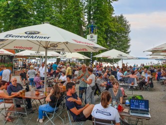 gefüllter biergarten
