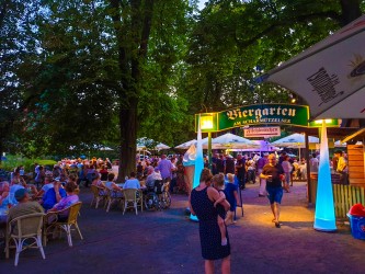 gefüllter biergarten mit eingang