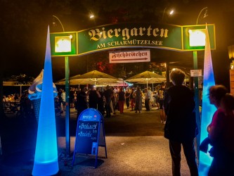 eingang biergarten bei nacht